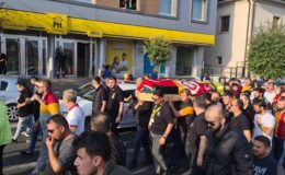 Cami Bahçesi Kalabalığı Almadı, Cenazesi Çarşıdan Geçirildi