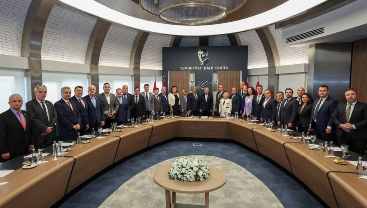 Rengini Belli Eden Albayrak Fotoğraf Karesine Giremedi