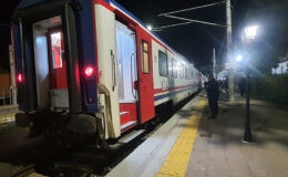 Dengesini Kaybedip Trenin Altında Kaldı