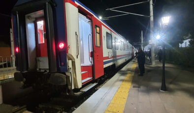 Dengesini Kaybedip Trenin Altında Kaldı