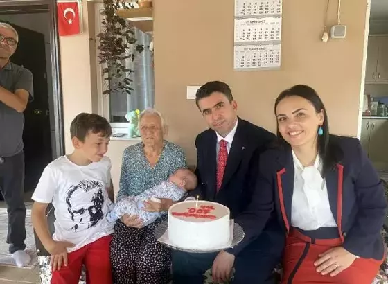 Cumhuriyet İle Yaşıt Ayşe Nineye Doğum Günü Sürprizi