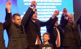 En Genç Başkan Adayı Oldu, Sahneye Oğlu ile Çıktı