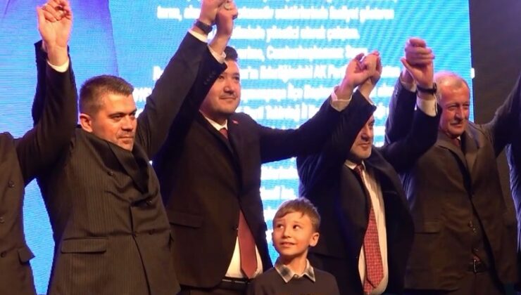 En Genç Başkan Adayı Oldu, Sahneye Oğlu ile Çıktı