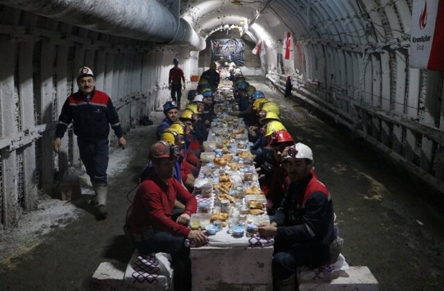 Madenciler Yer Altında İftar Yaptı