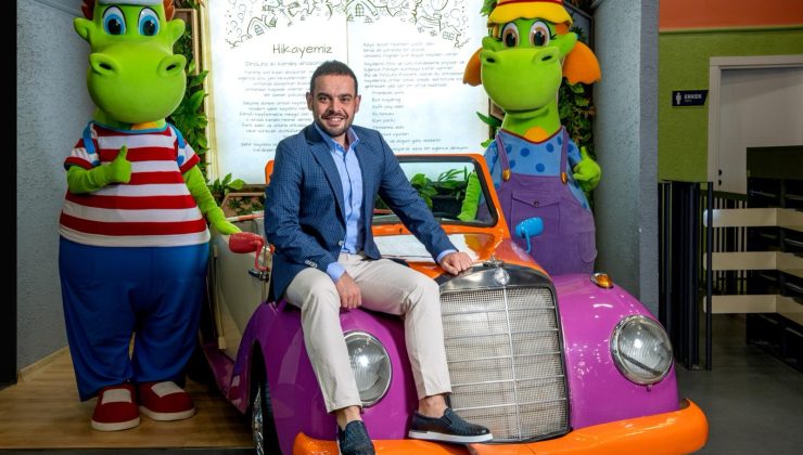 Tekirdağlı Mustafa Dal, Dünyaya Eğlence Satıyor