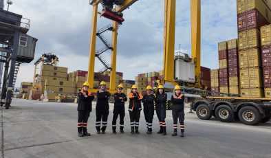 Asyaport’ta Kadınlar Limanın Yükünü Omuzluyor