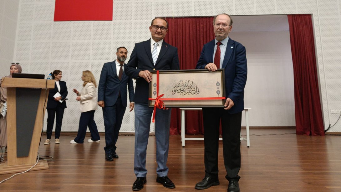 Akademisyen Yazar Yusuf Kaplan'ın " Gölge misin? Gerçek mi? " Semineri Yahya Kemal Beyatlı Güzel Sanatlar Lisesinde Gerçekleştirildi