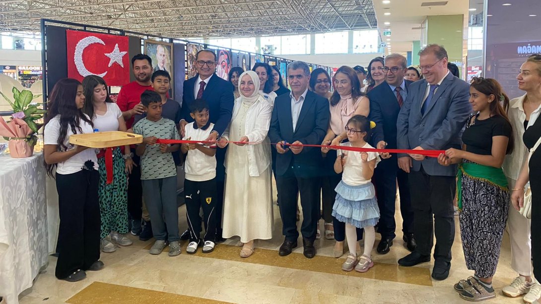 İlçe Milli Eğitim Müdürü Fahri Kırmızı 13 Kasım Ortaokulu Resim Sergisi'nin Açılışını Yaptı