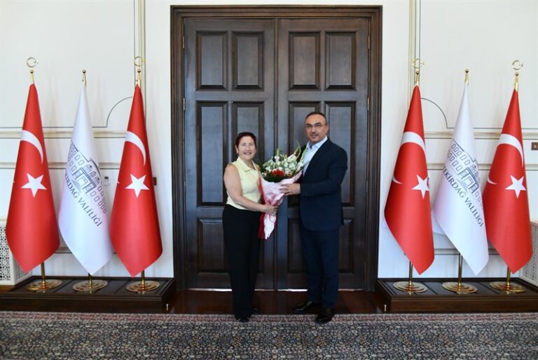 Vali Soytürk Gülden Kaya Sanat Araştırma ve Eğitim Derneği Proje Koordinatörü Hasan Kaya ve Minik Öğrencileri Kabul Etti
