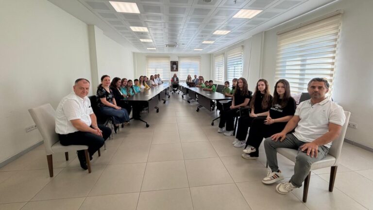 Yeşil Vatan Benim Okulum Geleceğe Çare İklim Münazarası ve KOP31 Sıfır Atık Projelerinde Dereceye Giren Öğrencilerimize Ödülleri Müdürlüğümüzde Takdim Edildi