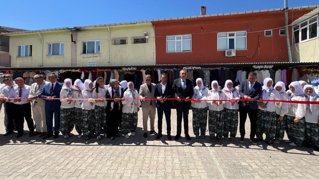İlçemiz Halk Eğitimi Merkezi Müdürlüğü bünyesinde Karacakılavuz Mahallesi'nde açılan Giyim Üretim Teknolojisi Kursu kursiyerleri tarafından...