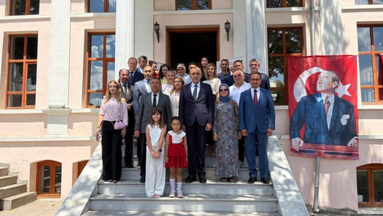 Süleymanpaşa kaymakamı Sayın Mahmut Nedim TUNÇER, 15 Temmuz Demokrasi ve Millî Birlik Günü anma etkinlikleri kapsamında 15 Temmuz konulu resim sergisini..