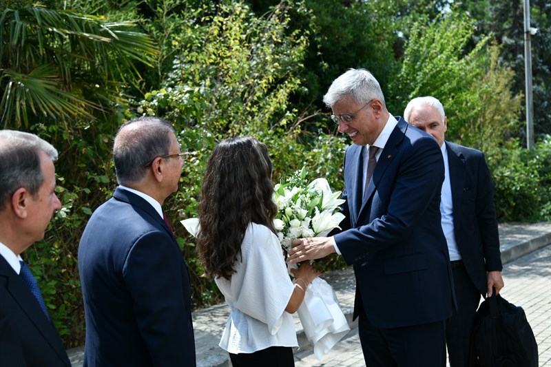 Bakan Memişoğlu Koçak Farma’yı Ziyaret Etti