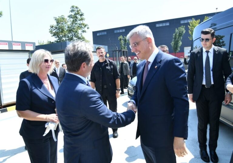 Bakan Memişoğlu Yerlika İlaç Firması’nı Ziyaret Etti