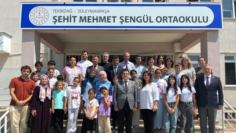 İl Millî Eğitim Müdürü Dr. Aziz Yeniyol, Şehit Mehmet Şengül Ortaokulunda Yaz Okulu ve DYK Kurslarını Ziyaret Etti