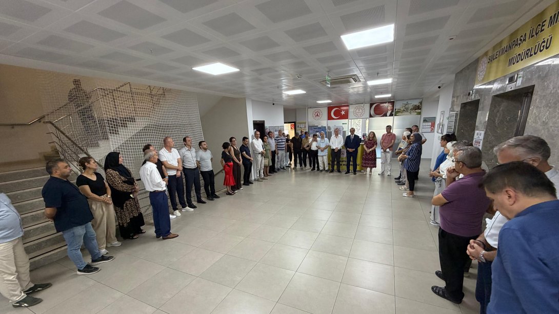 İlçe Milli Eğitim müdürü Fahri KIRMIZI,Okul Müdürlerinin ve Müdürlüğümüz Personelinin Mevlid Kandili'ni Tebrik Etti