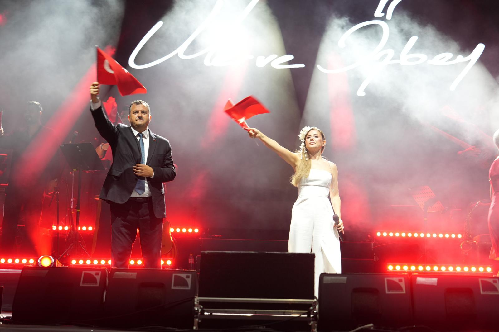 Saray'da zafer coşkusu merve özbey konseri ile taçlandı