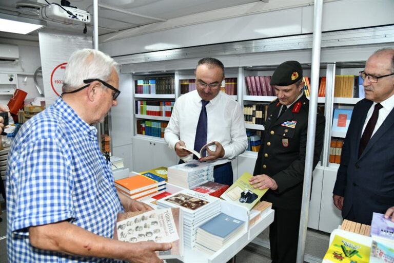 Vali Soytürk Türk Dil Kurumu Kitap Satış Aracı’nı Ziyaret Etti